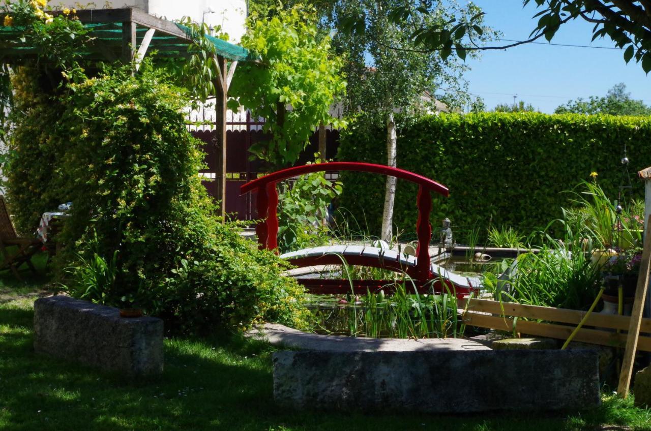 Maison D'Hotes Le Cadran Solaire Courcelles  エクステリア 写真
