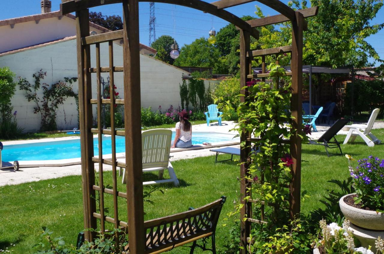 Maison D'Hotes Le Cadran Solaire Courcelles  エクステリア 写真