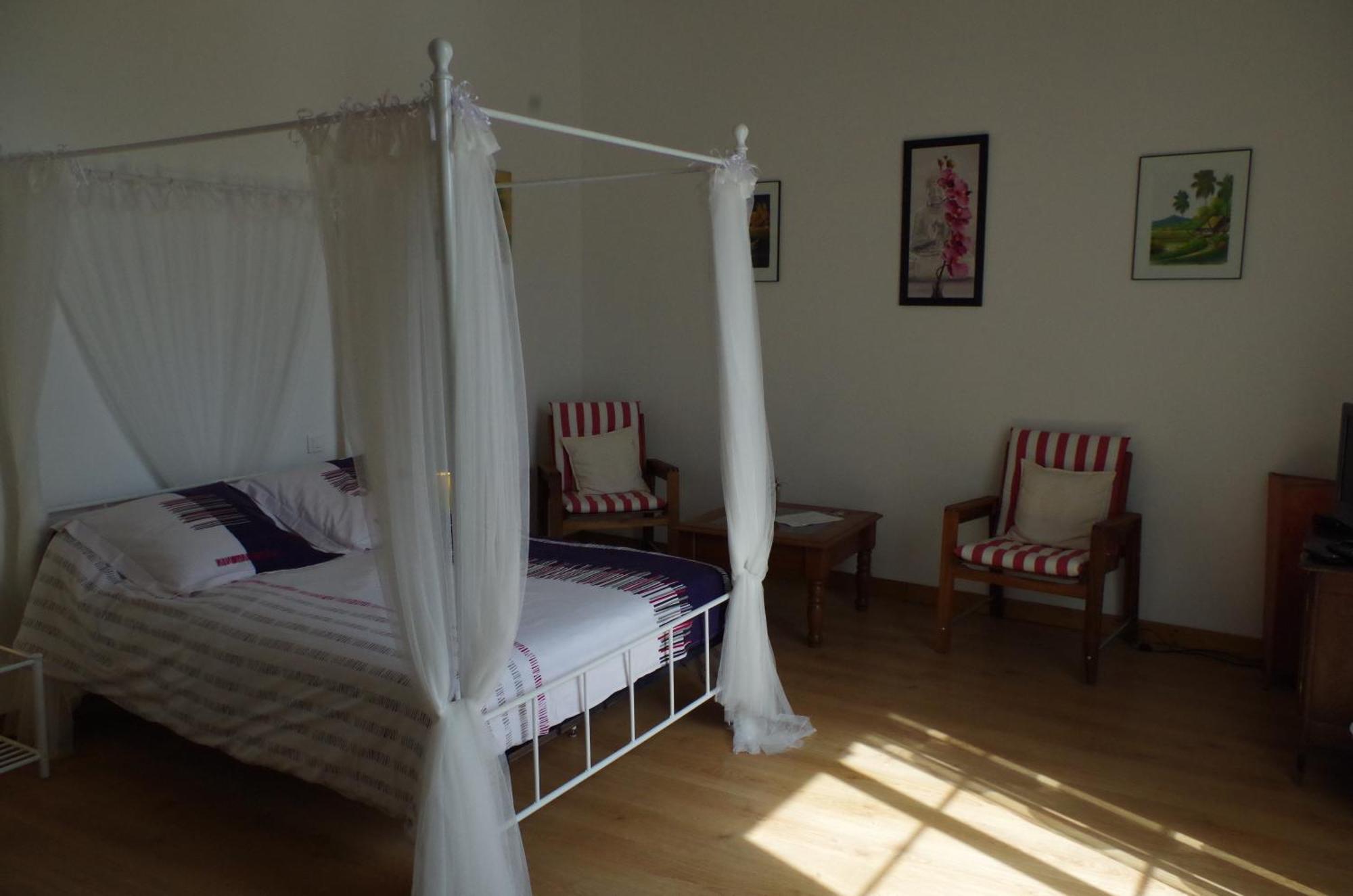 Maison D'Hotes Le Cadran Solaire Courcelles  エクステリア 写真