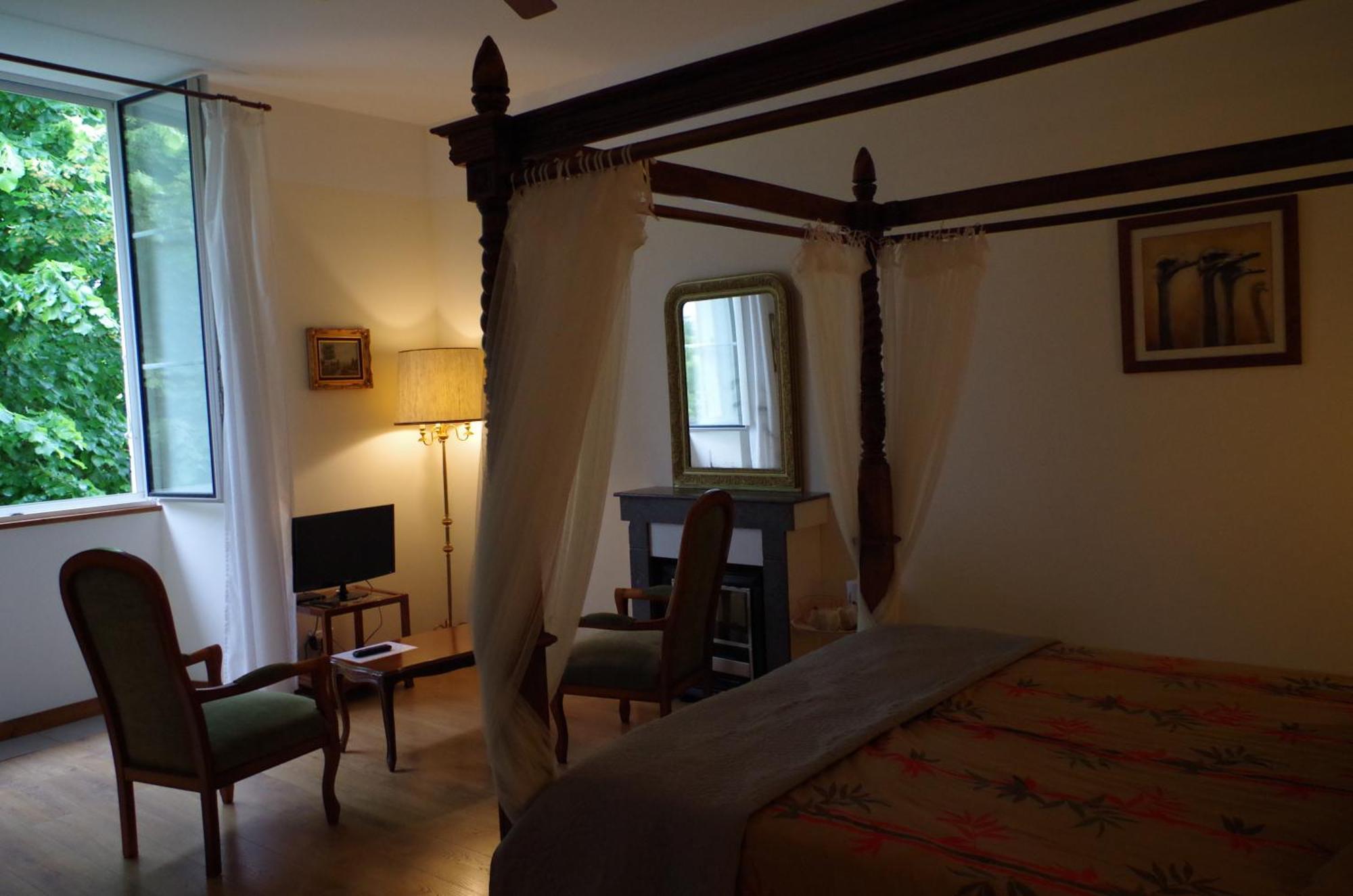 Maison D'Hotes Le Cadran Solaire Courcelles  エクステリア 写真