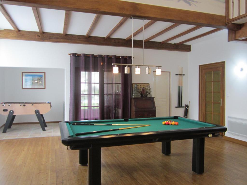 Maison D'Hotes Le Cadran Solaire Courcelles  エクステリア 写真